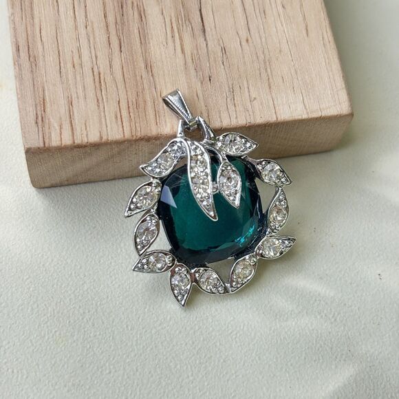 Sarah Coventry Vintage Emerald Green Glass Pendant and Adjustable Ring Set - Picture 4 of 7